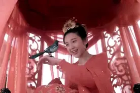 花轿到门口，新郎却逃婚，气得新娘当场火烧花轿剪青丝，真霸气视频封面