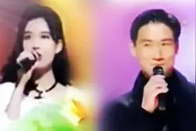 很多年前，歌神和玉女掌门坐奔驰跑车进入演唱会现场，又帅又美！图片