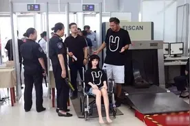 小伙带充气女友逛街，还搞自拍这画面太美，不敢看呐图片
