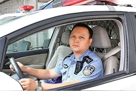 这位片警很热心图片