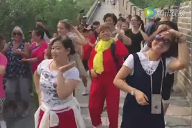 中国大妈携手外国美女 长城上跳广场舞图片
