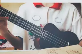 高中小美女吉他弹奏一首英文歌，声音太甜美了，放佛自己又恋爱了图片