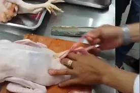 实拍日本厨师快速剔除鸭骨，看着好犀利，据说这都是基本功！图片
