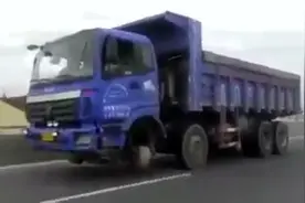 实拍翻斗车前边少两个轮子，还能飞快的在路上行驶，肯定是老司机图片
