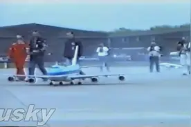 波音747大型航模飞行表演坠毁！图片