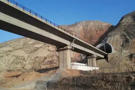 兰新铁路张家庄隧道所在山体开裂图片