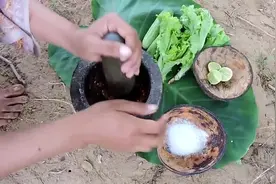 农村大妈，野外煮牛肾吃，一个人吃的还挺过瘾的视频封面