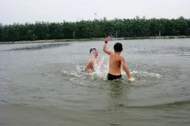 农村的小孩儿天生会游泳？并不是这样的!图片