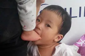 家有熊孩子的搞笑瞬间，脚趾头的味道怎么样？图片