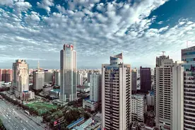 落日黄昏下的西安高新区图片