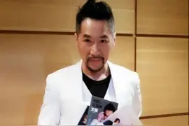 56岁歌手文章晒近照，名媛胡子网红发型，形象不输小鲜肉图片