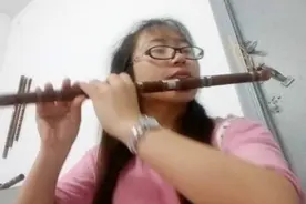 美女笛子独奏《妈妈的吻》，曲调优美，好感人！图片