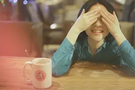 我和小姑子同一天生宝宝，没得吃喝还要我同时喂两个孩子图片