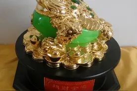 “金蟾吐钱”为何是三条腿的蛤蟆，赤脚大仙又与金蟾有何渊源图片