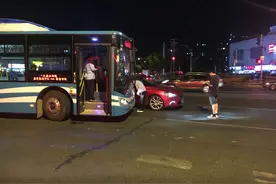 又是转弯惹的祸 一公交车与小轿车发生碰擦图片