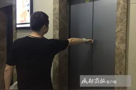 万科金润华府电梯困住3人 竟是被贴不干胶封了门图片
