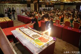 炫！火焰蛋糕+美女走秀，这家学校校庆够劲图片