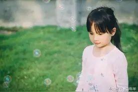 爱棉花糖的小女孩  ，萌翻天图片