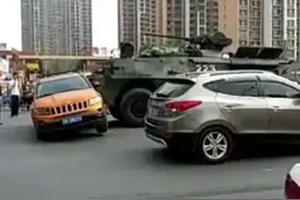 私家车闯军车车队 险酿大祸！有些事情不可“任性”图片