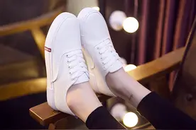 拥有一双时尚小白鞋，才会感到一丝丝纯净的清凉图片