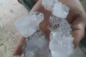 宁安市突降冰雹 个头儿还不小图片