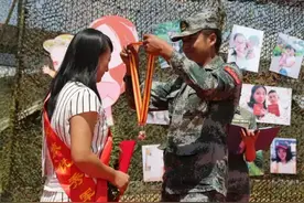 拥抱，亲吻，送军功章 兵哥哥谢妻的方式真是太暖了图片
