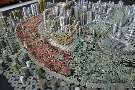 男子收集50000枚硬币之后闭关，一个月后的成品令人震撼！图片