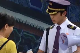 一见倾心！火车邂逅“最帅乘务员” 女网友发帖寻人欲交友图片