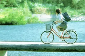 一个高中生在数学课上开着小车图片