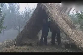农村夫妇下地干活遇上下雨，赶紧躲到野外的茅草房，休息休息视频封面