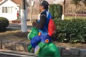 爆红大爷骑恐龙上街见过吗？霸气侧漏，路人都哭了图片