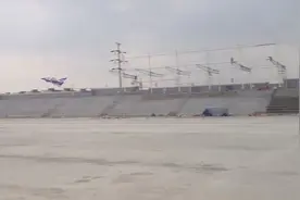 歼10超高速超低空掠过人群，围观人超喜感图片