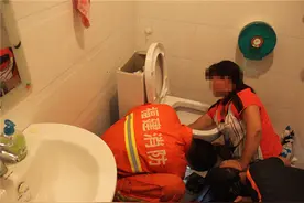 家中马桶被堵 女子手掏马桶被卡住图片