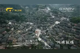 鼓楼距今大概有300年的历史，鼓楼象征着侗族人的包容谦逊