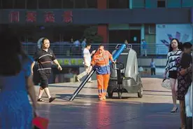 使用现代机械化垃圾车做保洁图片