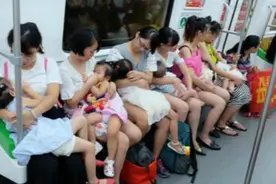 母乳快闪，50多位辣妈地铁集体哺乳图片