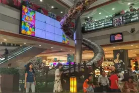 年初刷屏朋友圈的上海“巨型滑梯”商场，现状如何？图片