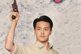 马天宇拿枪耍帅，鹿晗要裹军大衣争老大？网友：村支书图片