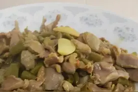 当酸豆角遇上鸡胗，爱的酸爽，难以置信啊~图片