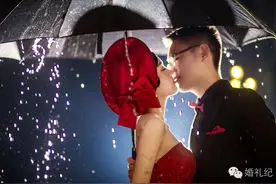 谁说雨天不能拍婚纱照？ 一把伞下的两颗心不是贴得更近吗？图片