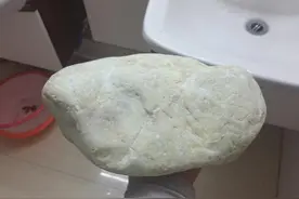 嘉峪关：戈壁寻石之旅，红水河里的自然瑰宝图片