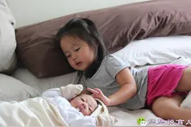 宝妈月子里，竟发现大宝悄悄打二宝图片