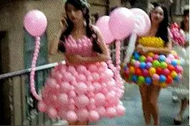 搞笑GIF图：这时候只要扔出一个烟头，就有好戏看了图片