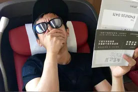 邓超微博被狂刷请求帮帮王宝强，他用手上那本书的封面解释了一切图片