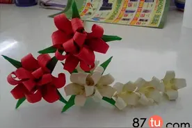 简单的彩色卡纸花制作图解教程图片
