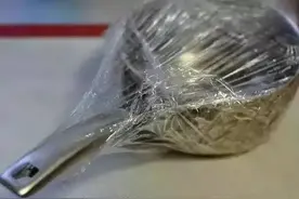 炒菜分心锅底全烧糊了，婆婆用一个西红柿就搞定！图片