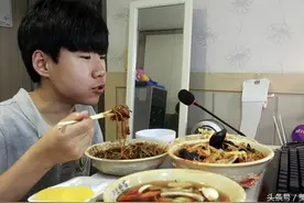 14岁小鲜肉每天直播吃饭就能赚一万图片