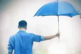 感动！南京“撑伞哥”你在哪里？76岁老奶奶在找你图片