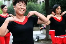 这位55岁广场舞大妈有什么魅力？26位大爷被骗120万后说图片