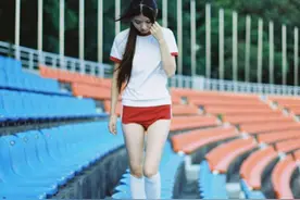 腿长才是王道：田径场练跨栏的妹子是体育特长生图片